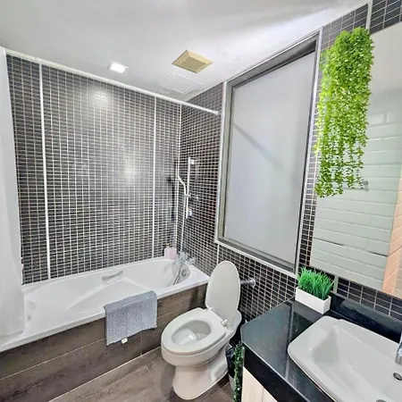 Spacious And Renovated 1-Bedroom 100M To Nana Bts - 55 Sqm Bangkok Exterior photo